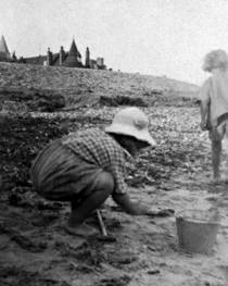 10 - 13 Doreen and her parents at Worthing beach 1924 Doreen describes her - photo 8