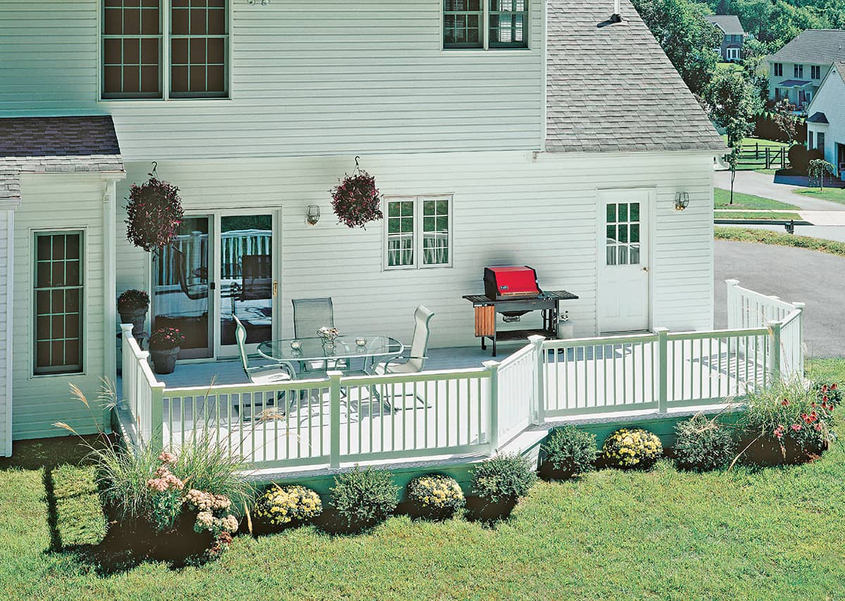 Merge your deck fluidly with the house structure This modest ground-level - photo 7