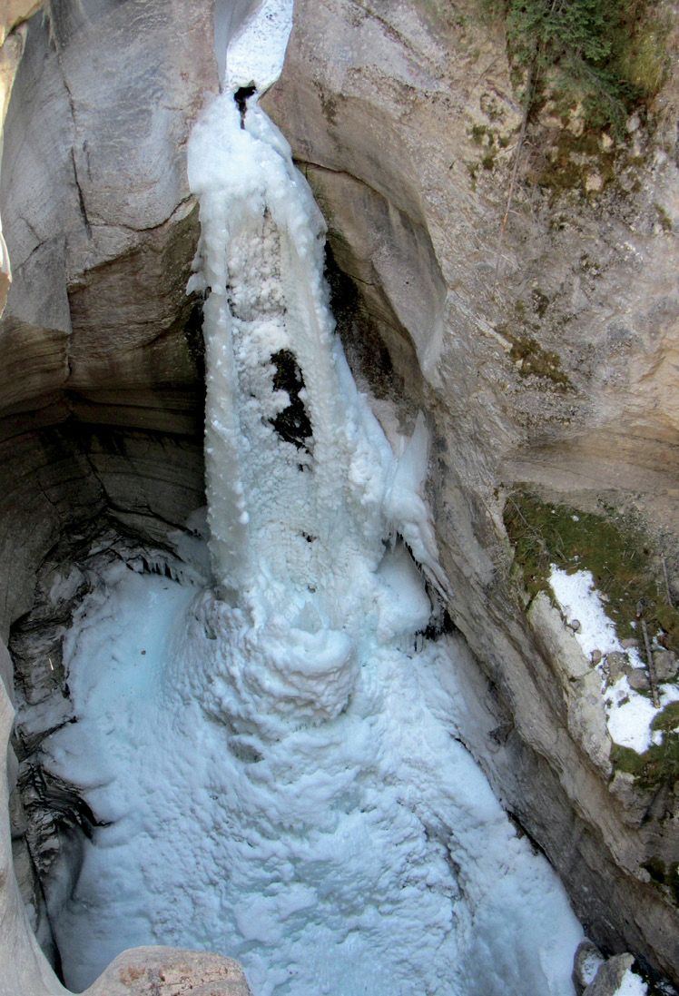 A frozen over Maligne River In the winter months the temperature can easily - photo 28