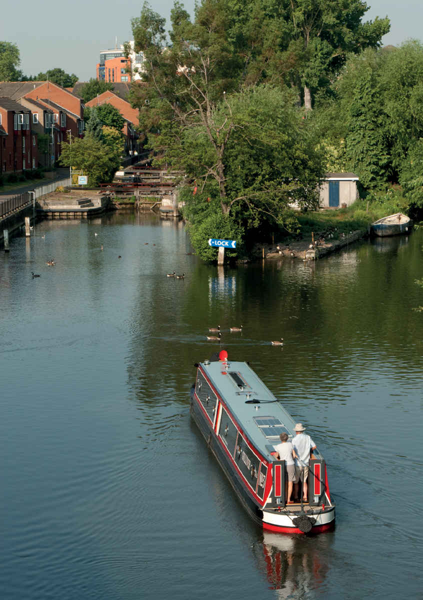 Approaching Blakes Lock at Reading where you leave the River Thames for the - photo 8