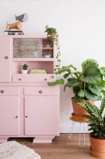 SEE Marij painted the vintage chest in a pale pink for some plantsonpink - photo 16