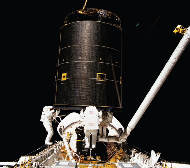 Three US astronauts working together on the huge satellite Intelsat VI in the - photo 4