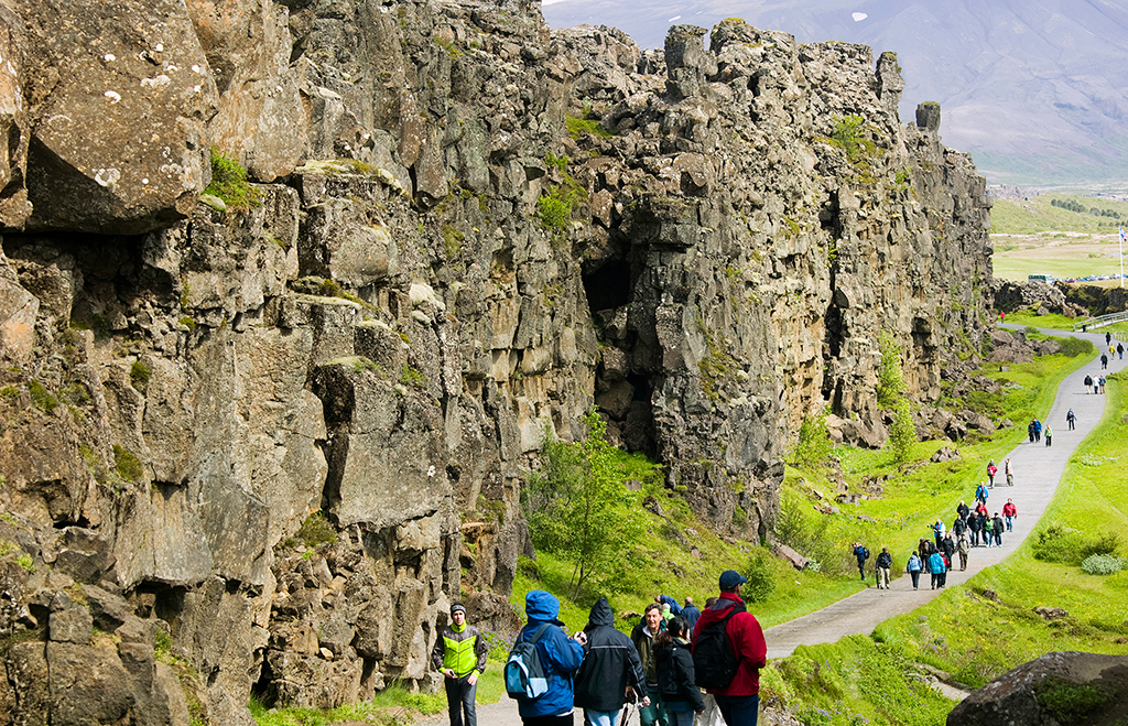 Almannagj ingvallavatn At 84 sq km 33 sq miles ingvallavatn is the largest - photo 15