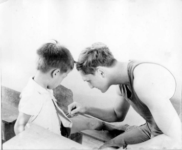 MedCap 1968 - Helping a little boy MedCap - Helping a little child held - photo 19