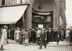 Suffering from rapid inflation Germans rushed to buy items at a department - photo 11