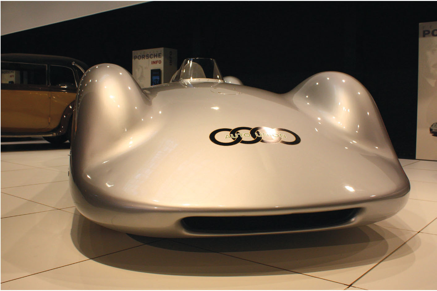 Auto Union V16 Stromlinienwagen 1937 Also on show is a fantastic Auto Union - photo 9