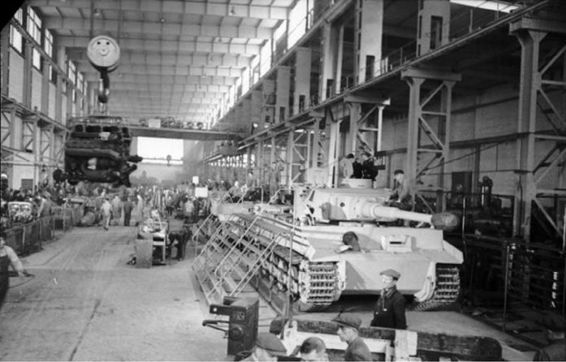 A rare photograph shows the interior of the Tiger I factory Henschelwerk III at - photo 6