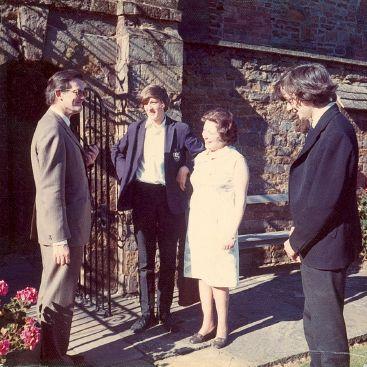 Between Mama and Papa with a rather long-haired Roger on the right I hope - photo 1