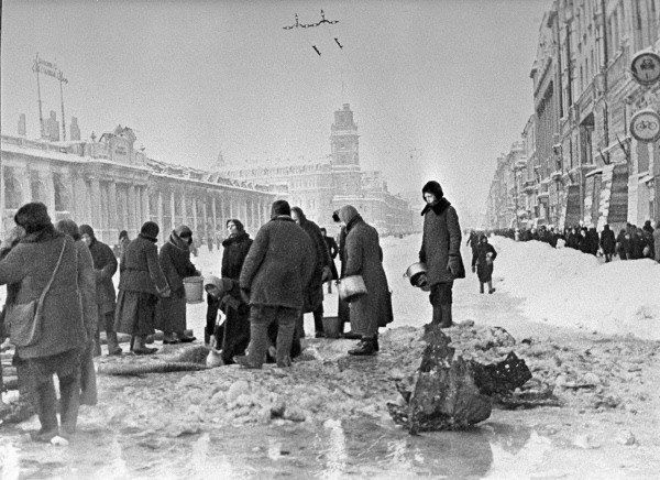 Leningrad residents collecting water during the siege The Siege of Leningrad - photo 4