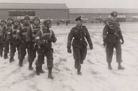 German paratroopers prepare for training jump 1940 The first nation to use - photo 4