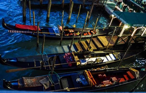 Various views while walking around thestreets of Venice - photo 13