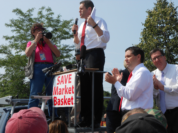 Photo by Daniel Korschun Lawmakers quickly joined the side of Market Basket - photo 10