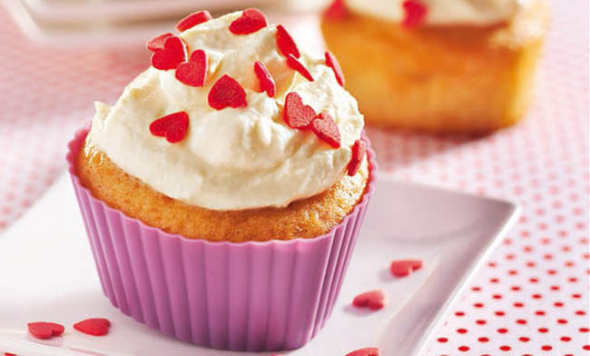 Another characteristic feature of cupcakes is the obligatory frosting which - photo 1