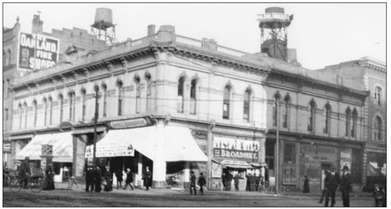 In 1901 Oaklands first moving-picture theatre debuted at the northeast corner - photo 4