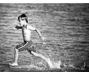 Figure 11 This boy runs on the beach in the most pure and natural way - photo 4