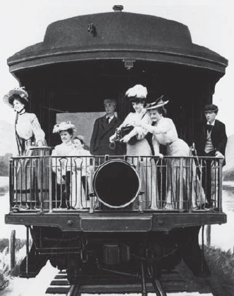 American tourists of 1910 taking scenic photographs from the rear observation - photo 1