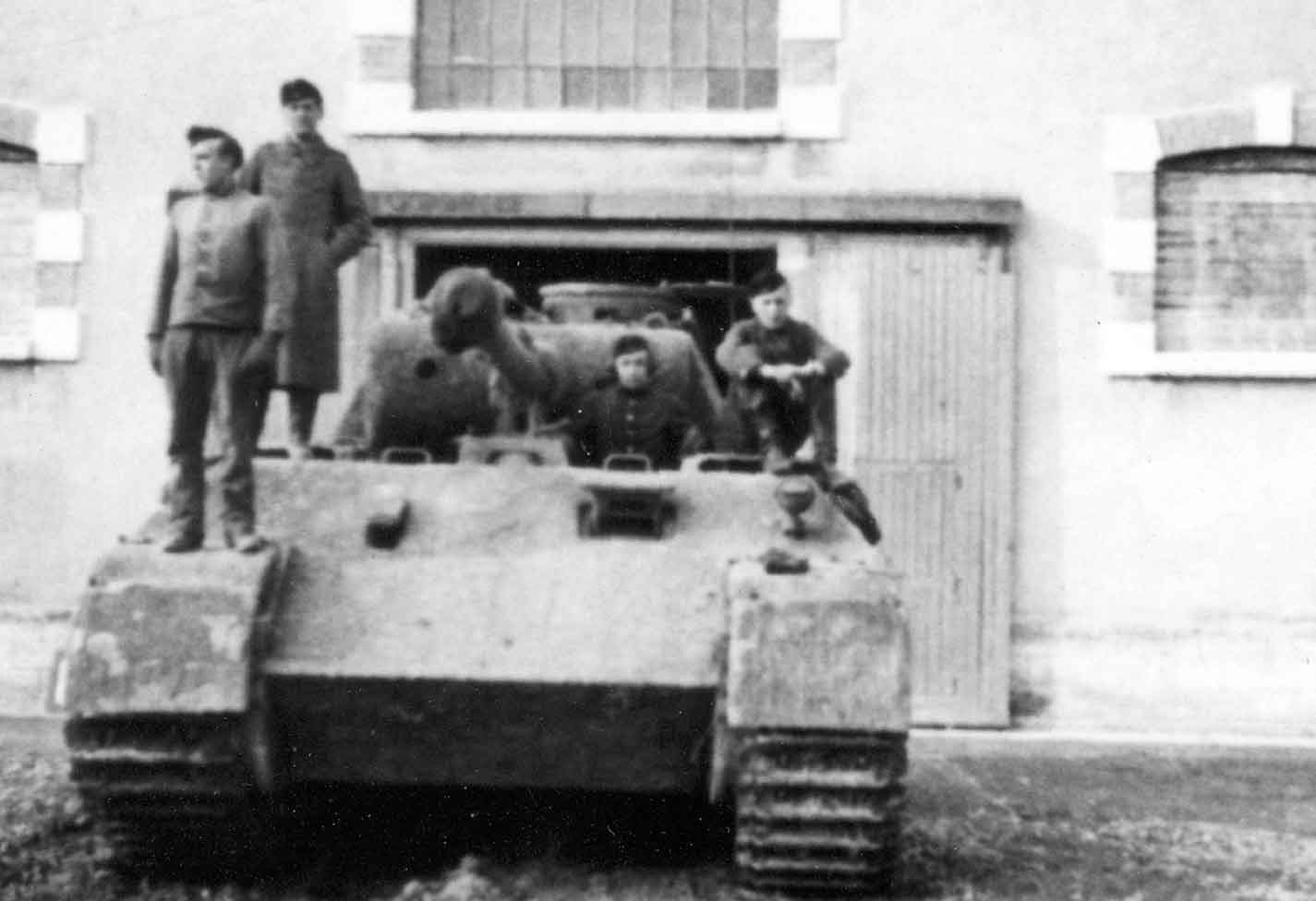 The crew of a Panther AusfD variant pose for the camera prior to operations in - photo 2