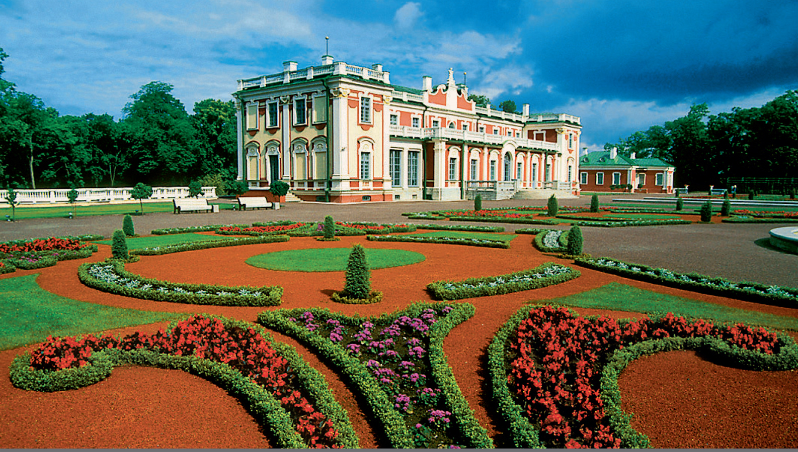 Top Attraction 10 Anna Mockford and Nick BonettiApa Publications Kadriorg - photo 14