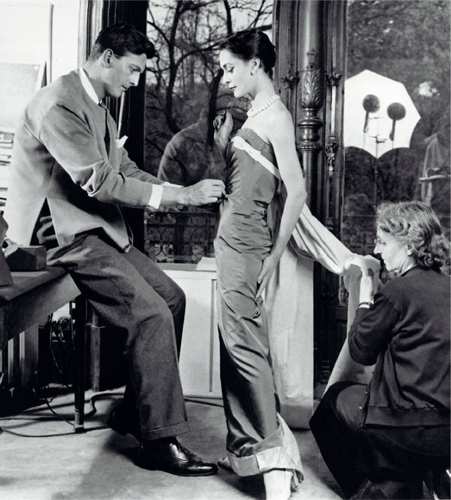 Hubert de Givenchy at the studio of his first salon rue Alfred de Vigny - photo 1