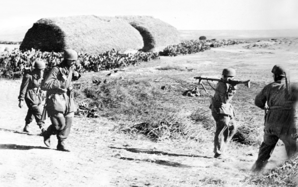 28 German paratroops retreating to a new position 29 Canadian tanks - photo 23