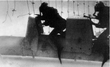 SLC passing through a net barrier MTM boat in the Gulf of Tarent 1942 - photo 4