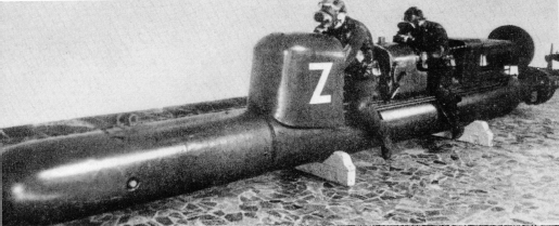 Italian manned torpedo SLC Maiale Photo Franz Kurowski SLC passing - photo 3