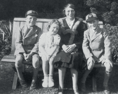 Day trip to Sandringham September 1938 with her mother and brothers Ian - photo 4