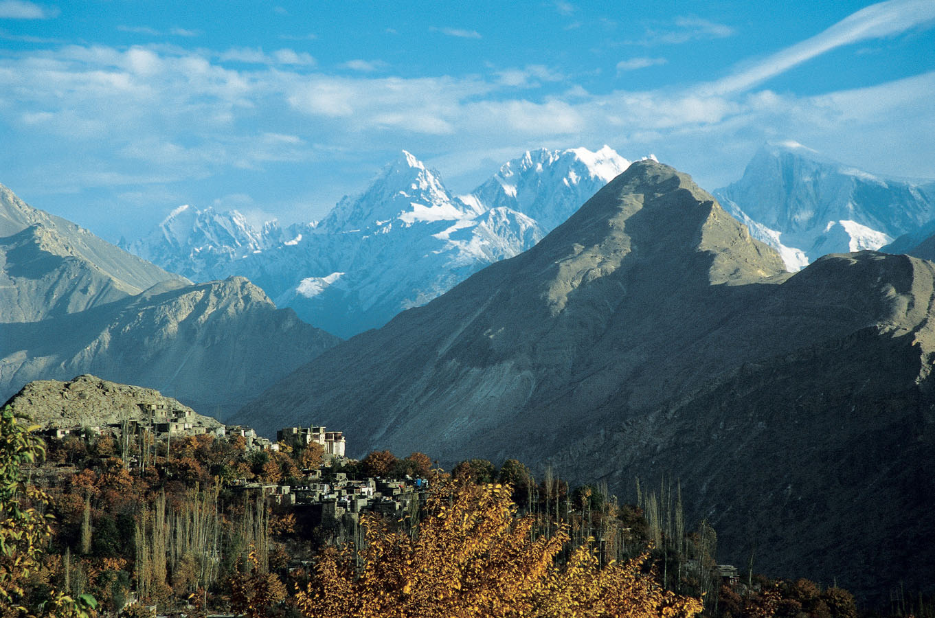 Pakistans Hunza Valley iStockphoto The Dunes of the Taklamakan Desert - photo 9