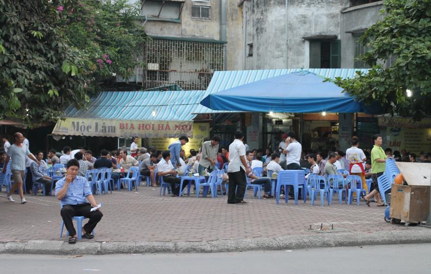 This is a regular bia hoi in Hanoi the corner of Linh Lang and Dao Tan - photo 4