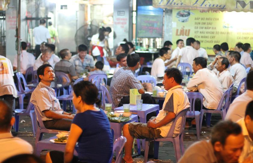 People eat and drink at the bia hoi from early day to late evening Bia hoi - photo 5