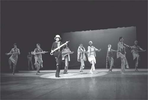 Liza Minnelli and models performing Bonjour Paris at the gala organized by - photo 3