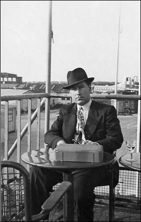 Bernard with his typewriter in between flights 1948 The boxes were rather - photo 3