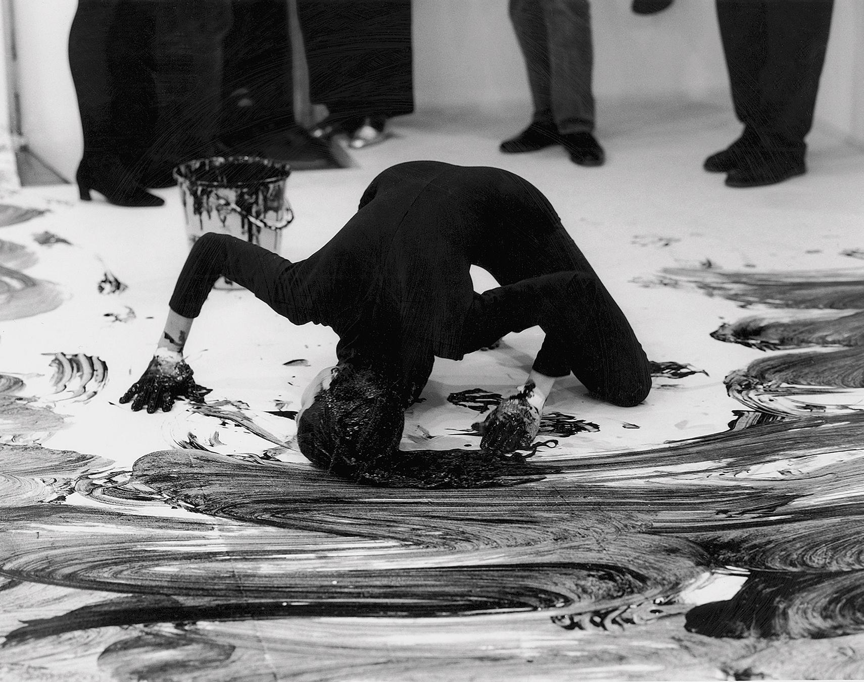 1 Janine Antoni Loving Care 1992 Performance with Loving Care hair dye - photo 4