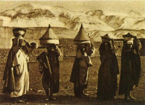 Porters from Telouet carrying couscous and bread to a diffa banquet The - photo 8