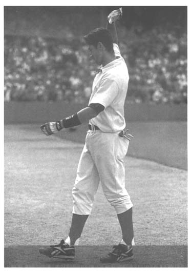 Nomar waves to the crowd after his 1997 hitting streak ends at 30 consecutive - photo 2