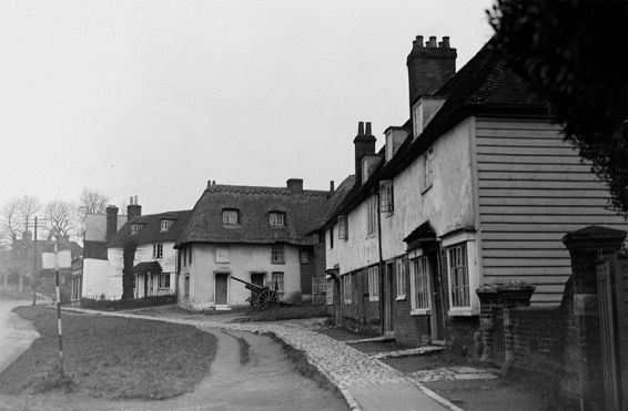 A German 77cm Feldkanone 16 displayed in the Yalding High Street photographed - photo 3