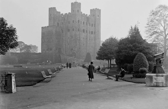 This photograph shows the contrast of old and new Rochester Castle with its - photo 4