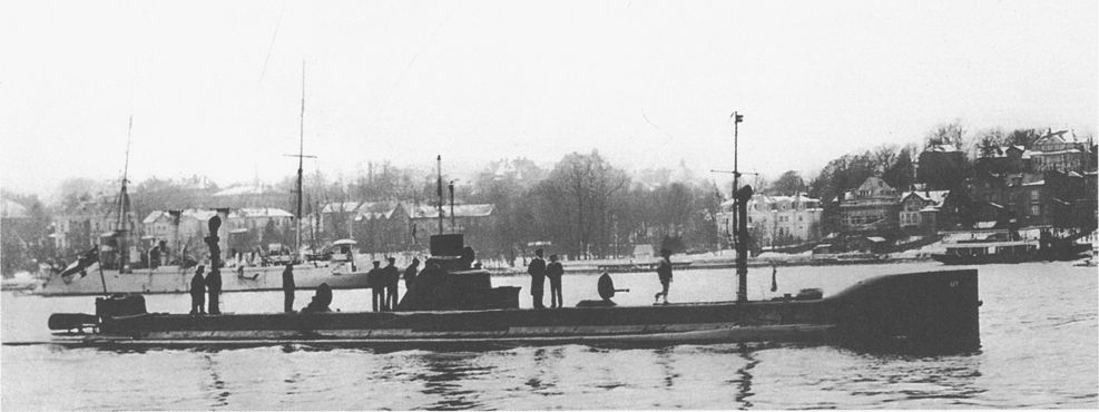 U 1 the first German submarine Commissioned on 4 August 1906 this 42m 138ft - photo 8