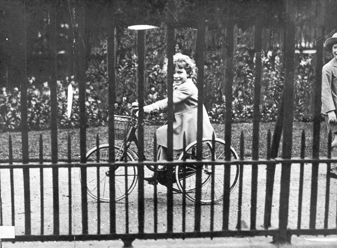 Princess Elizabeth of York rides her tricycle in Hamilton Gardens Mayfair - photo 2