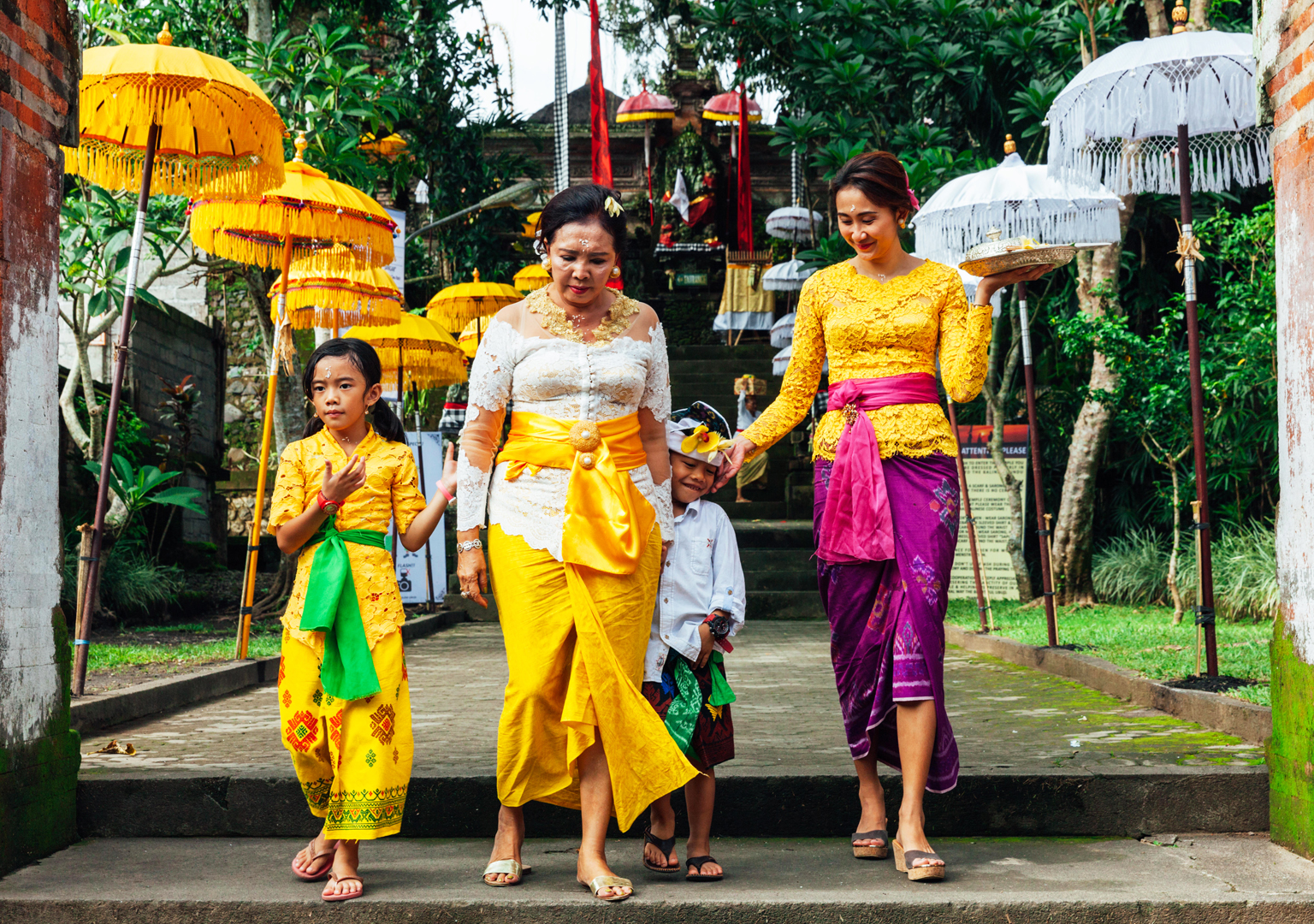 BALINESE FAMILY IN TRADITIONAL DRESS Where to go Balis best-known beach - photo 8